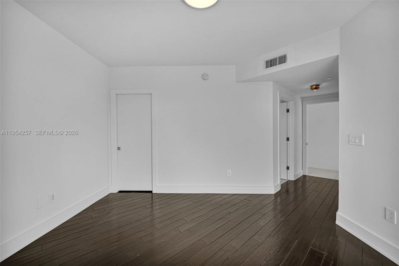 10 Venetian Way, Unit 404, Miami Beach, FL 33139 Photo