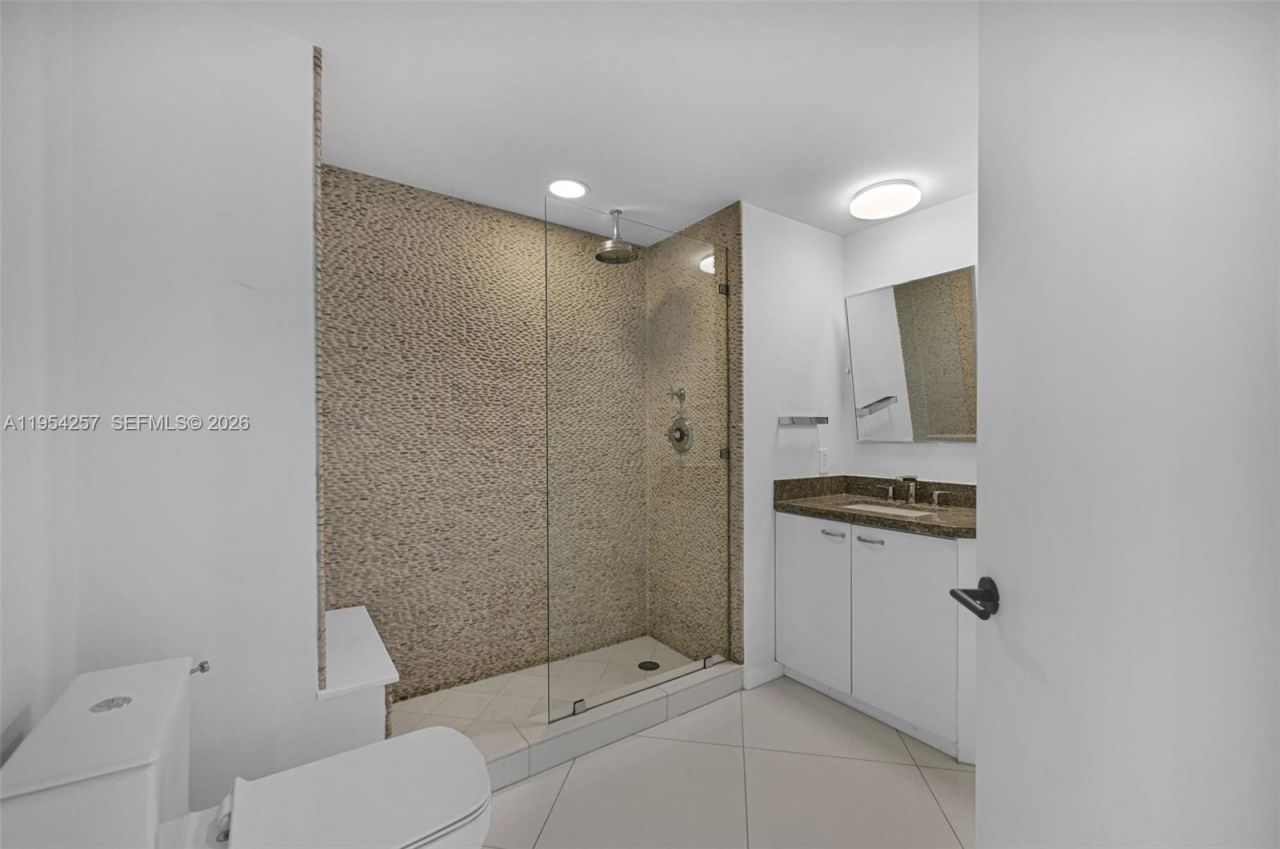 10 Venetian Way, Unit 404, Miami Beach, FL 33139 Photo