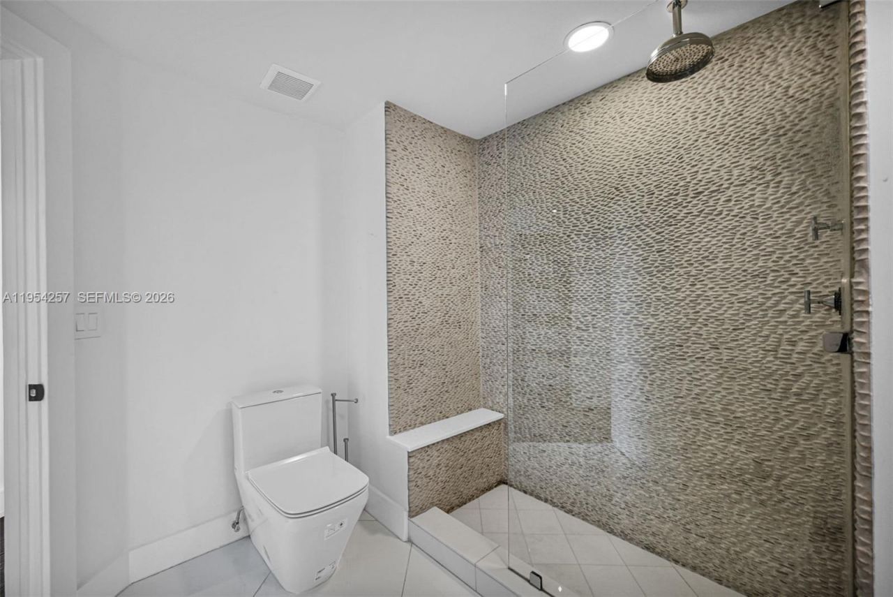 10 Venetian Way, Unit 404, Miami Beach, FL 33139 Photo