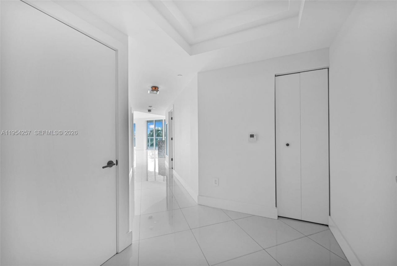10 Venetian Way, Unit 404, Miami Beach, FL 33139 Photo