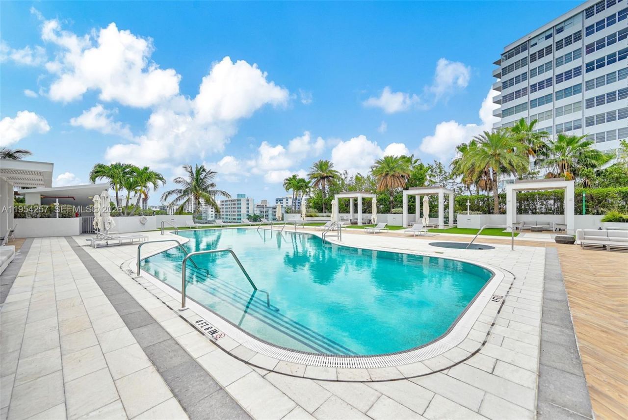 10 Venetian Way, Unit 404, Miami Beach, FL 33139 Photo