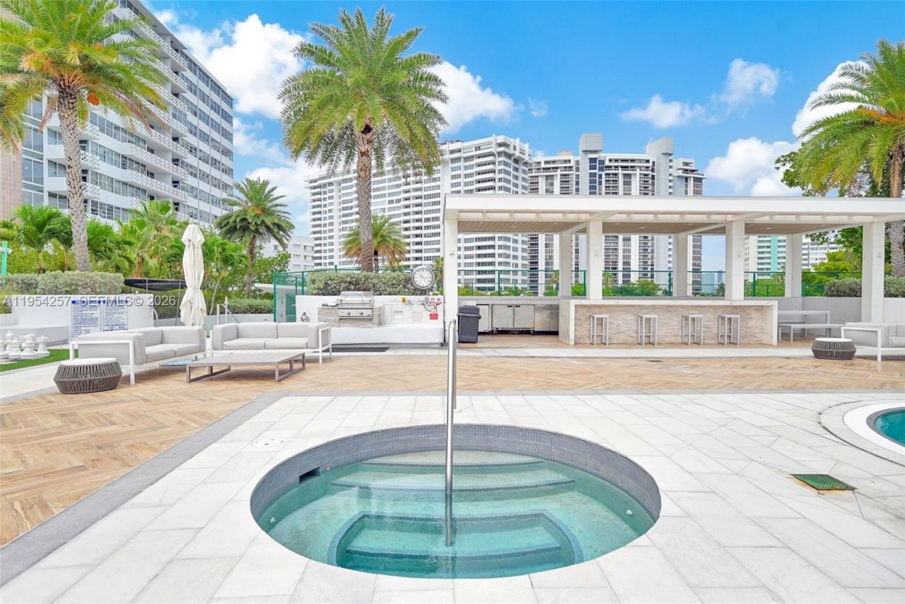 10 Venetian Way, Unit 404, Miami Beach, FL 33139 Photo