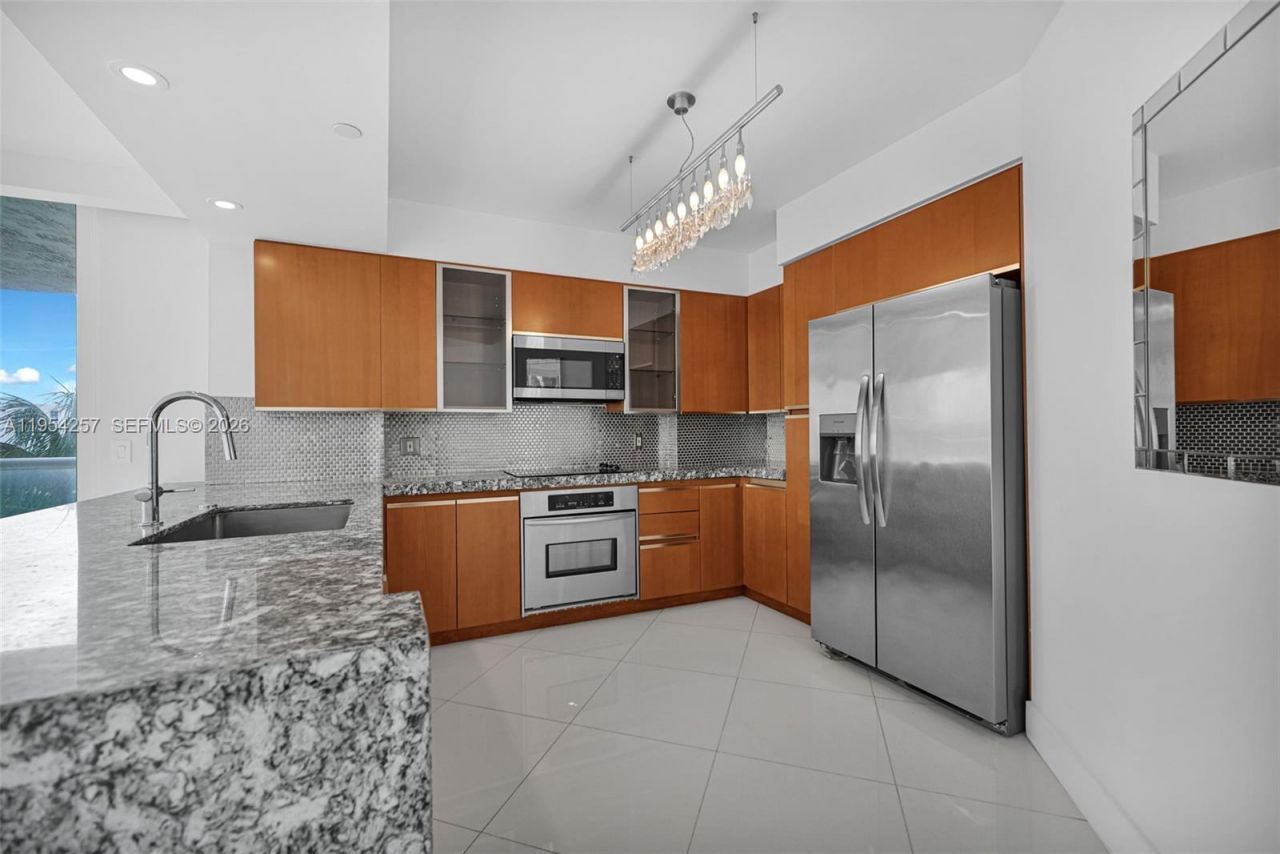 10 Venetian Way, Unit 404, Miami Beach, FL 33139 Photo
