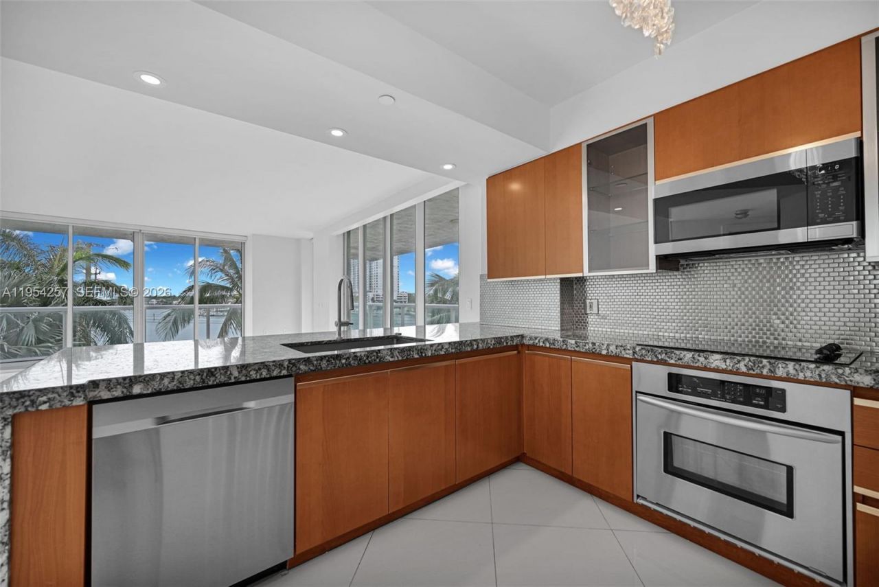 10 Venetian Way, Unit 404, Miami Beach, FL 33139 Photo