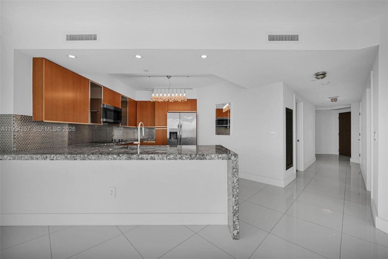 10 Venetian Way, Unit 404, Miami Beach, FL 33139 Photo