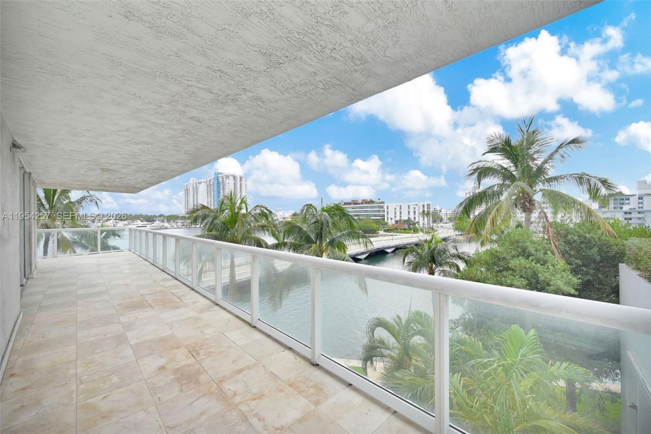 10 Venetian Way, Unit 404, Miami Beach, FL 33139 Photo