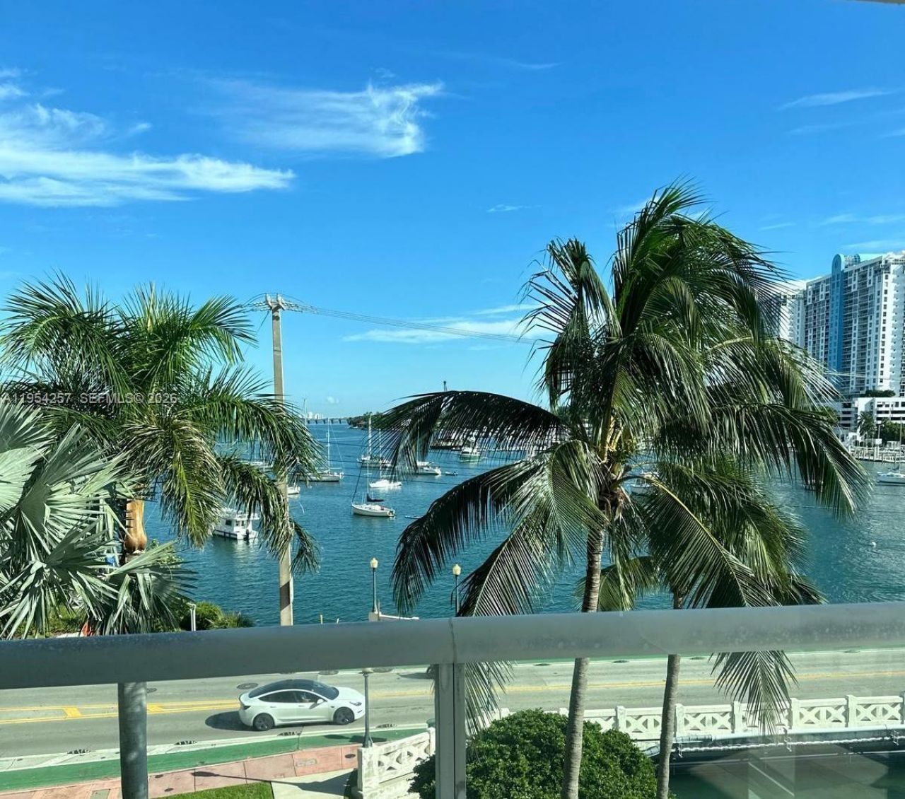 10 Venetian Way, Unit 404, Miami Beach, FL 33139 Photo