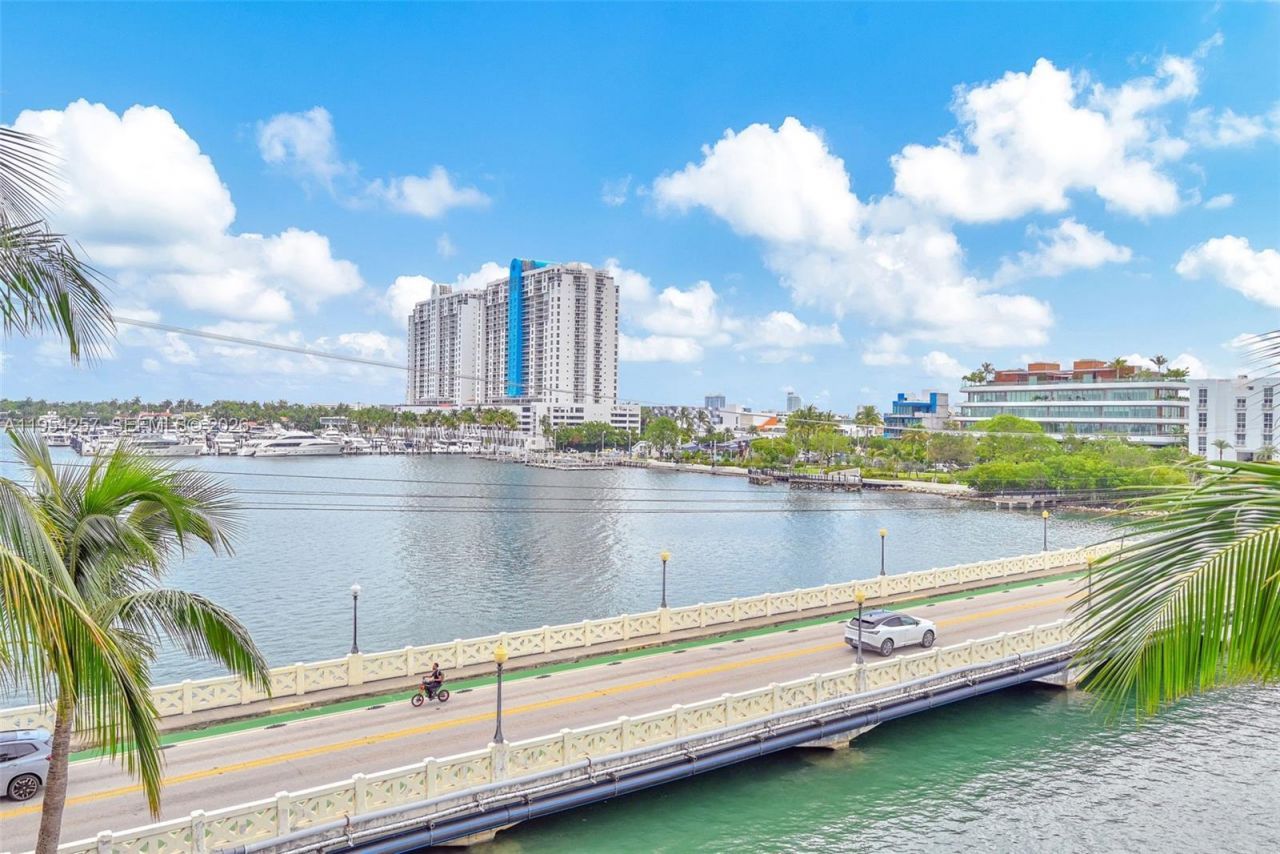 10 Venetian Way, Unit 404, Miami Beach, FL 33139 Photo
