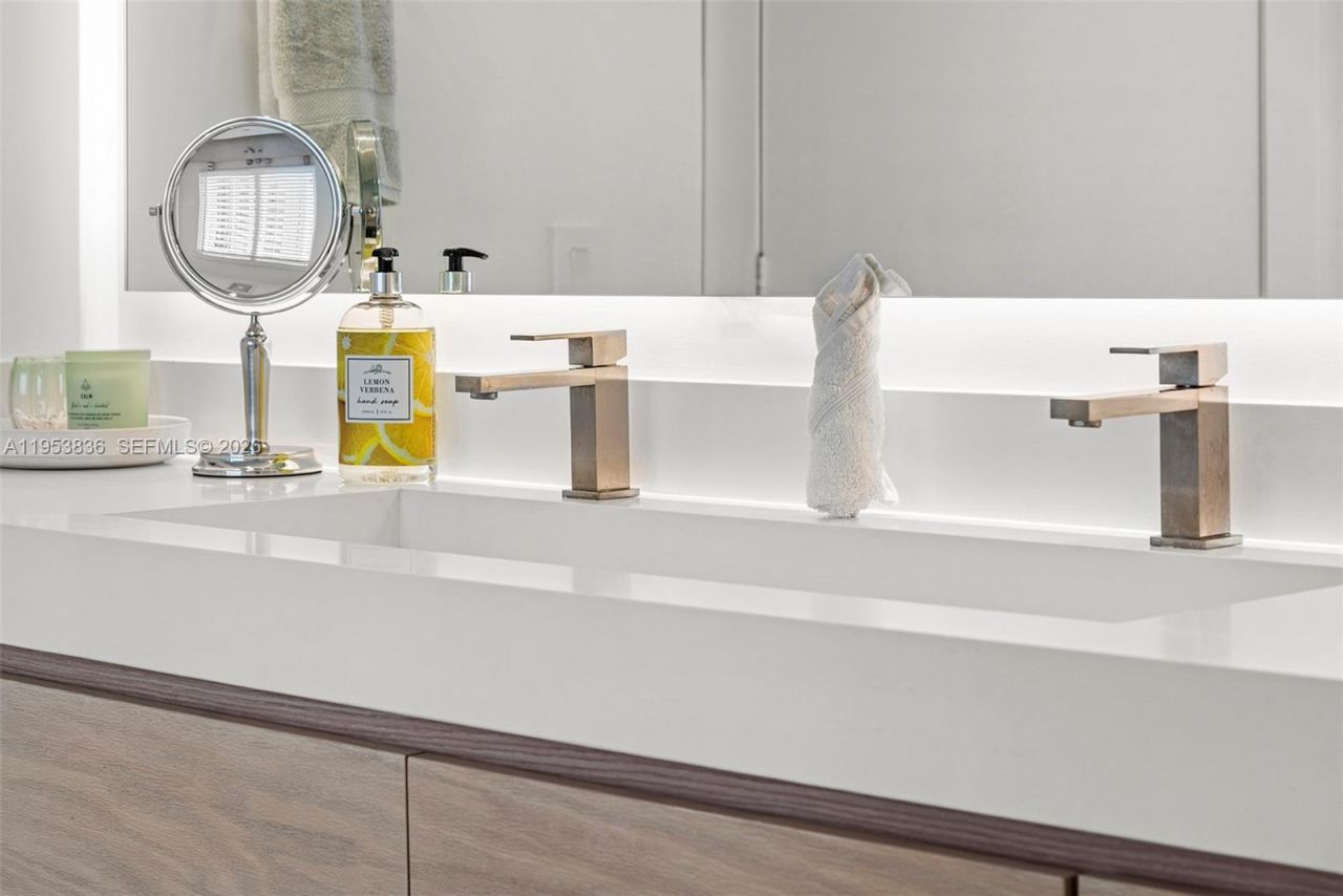 791 Crandon Blvd, Unit 901, Key Biscayne, FL 33149 Photo