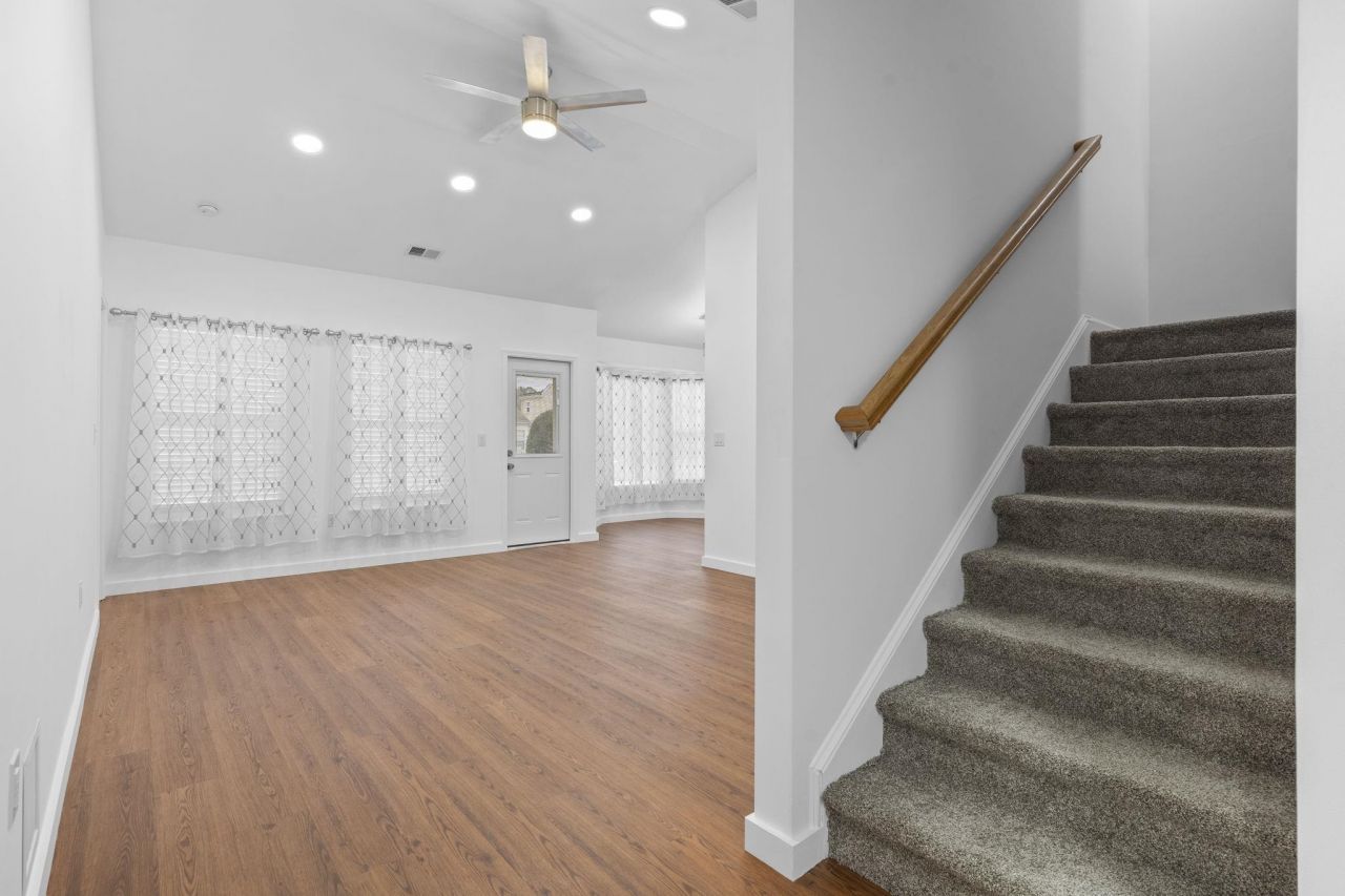 2213 Haystack Way  Photo 5