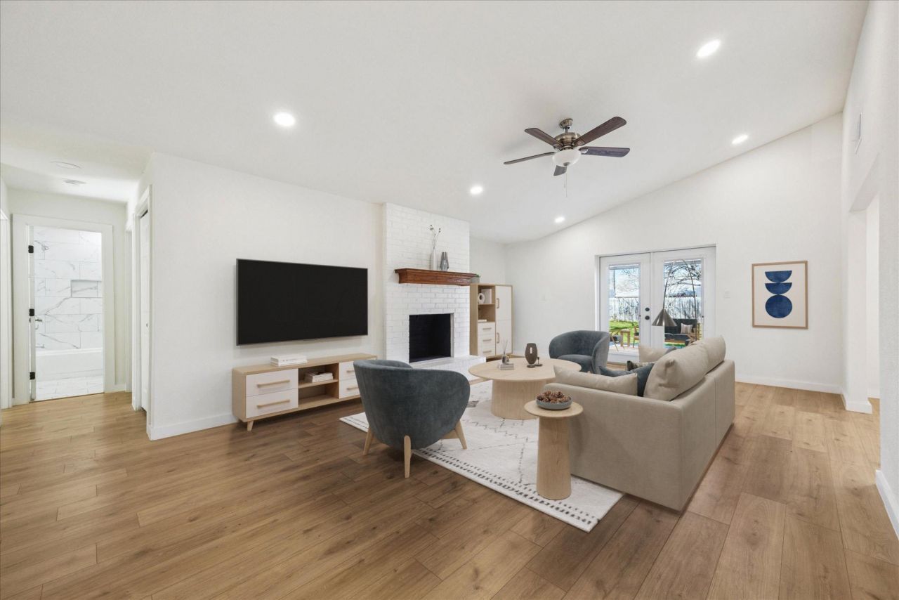 1005 Bowie St, Lockhart, TX 78644 Main Photo