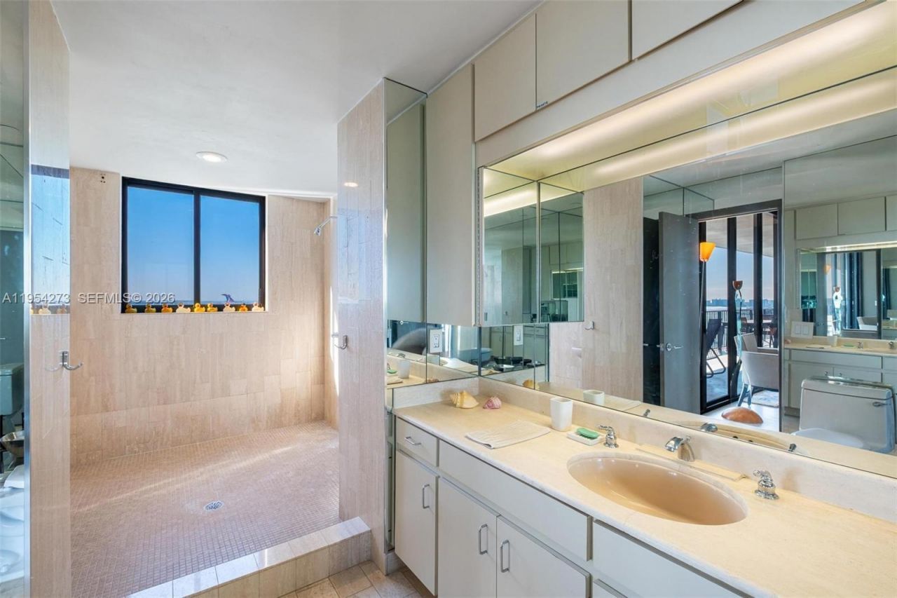 1000 Venetian Way, Unit 1501, Miami, FL 33139 Photo