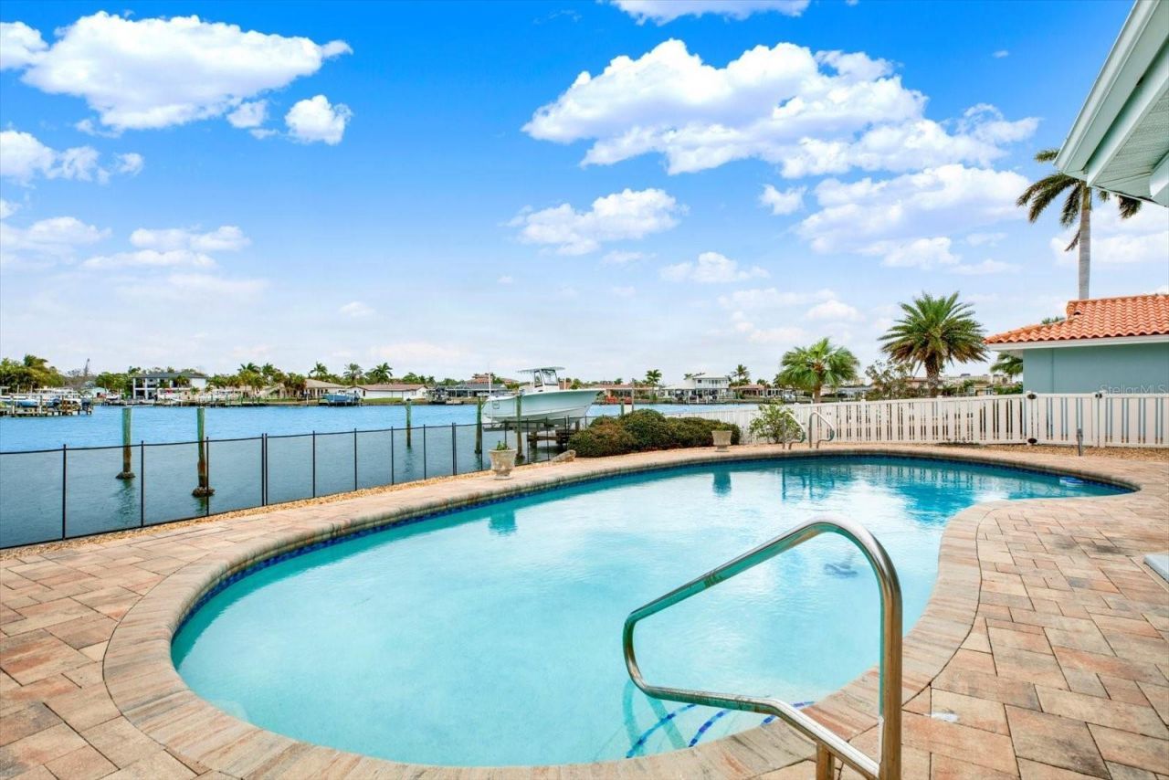 5675 Bayview Drive, Seminole, FL 33772 Photo