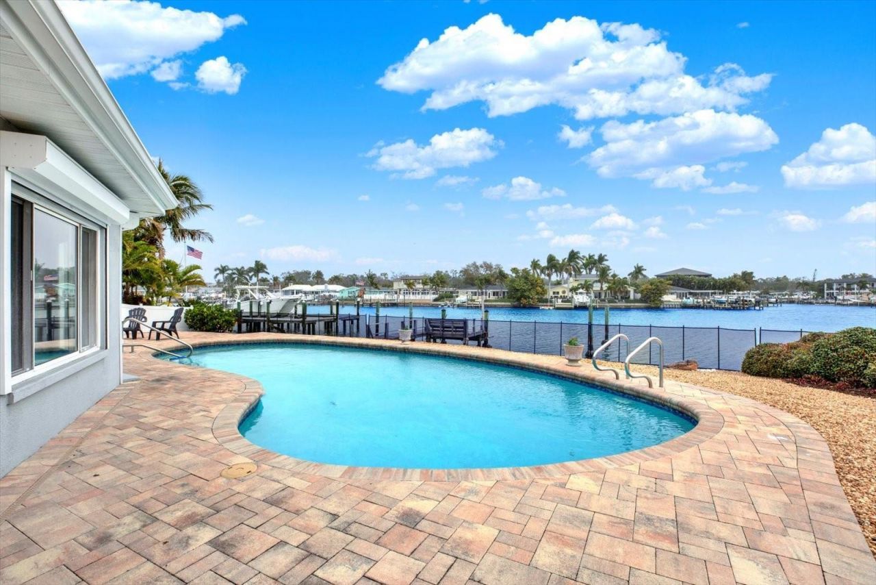 5675 Bayview Drive, Seminole, FL 33772 Photo