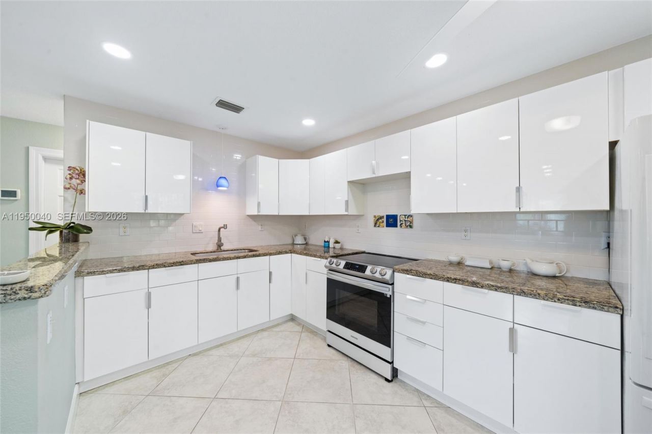 208 NE 4th St, Hallandale Beach, FL 33009 Photo