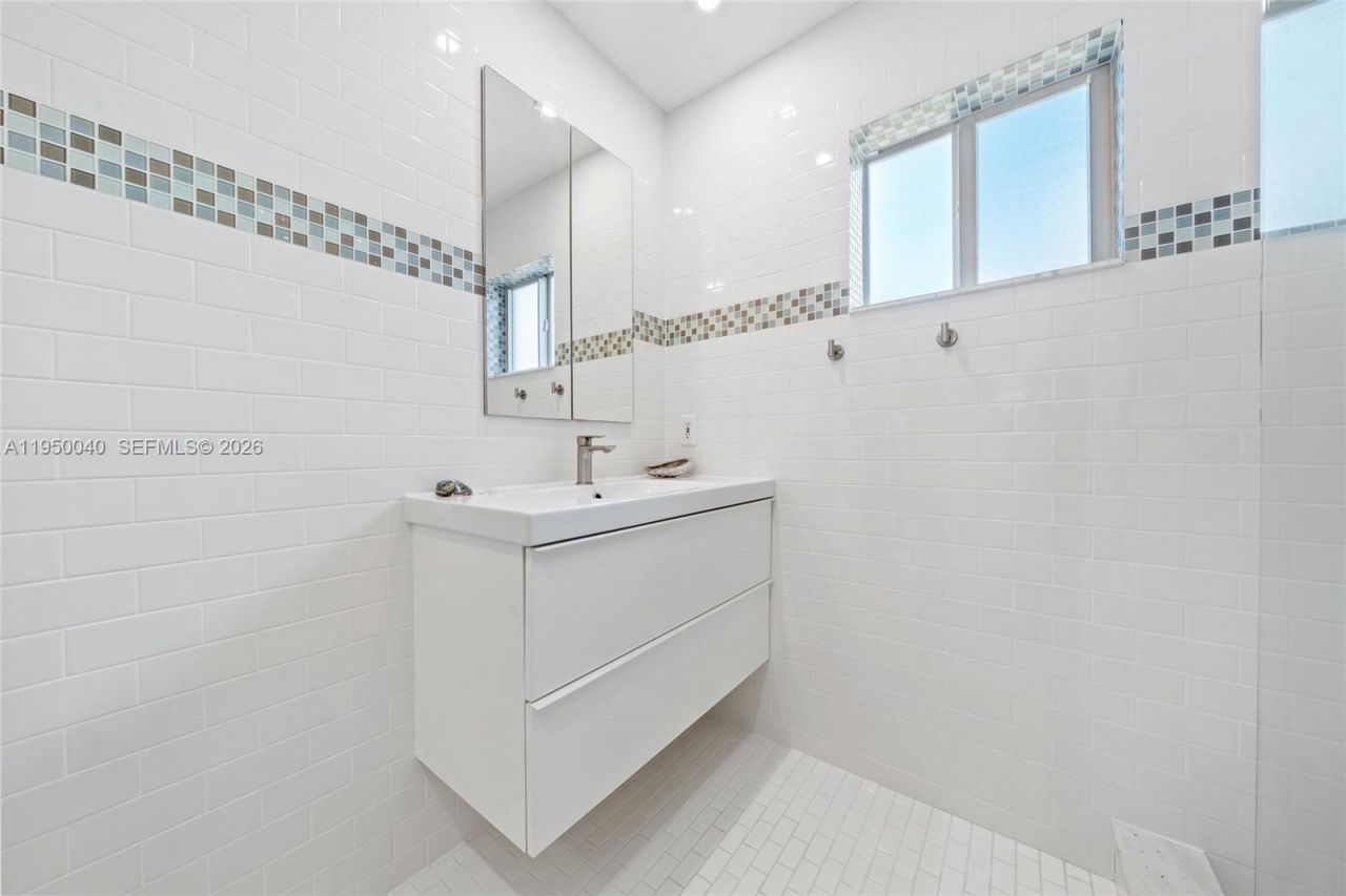 208 NE 4th St, Hallandale Beach, FL 33009 Photo