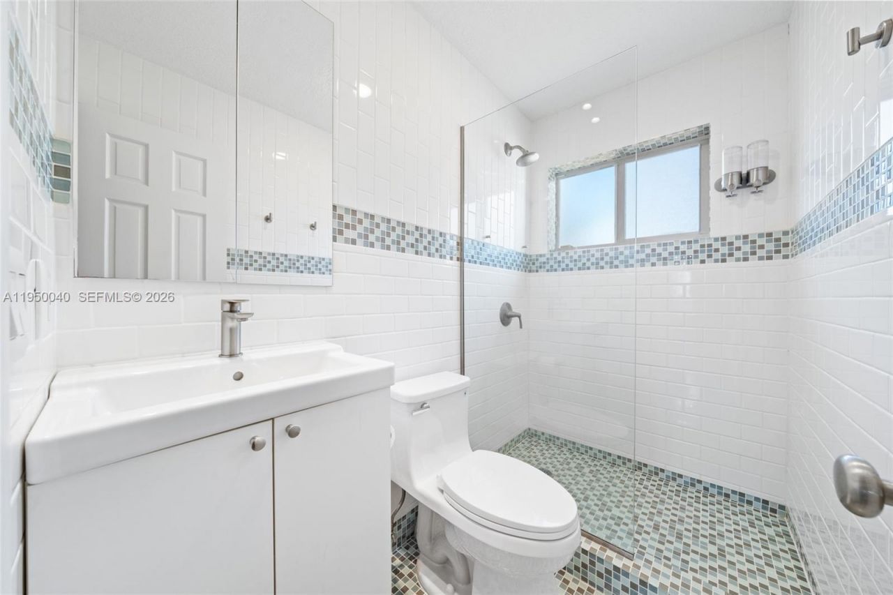 208 NE 4th St, Hallandale Beach, FL 33009 Photo