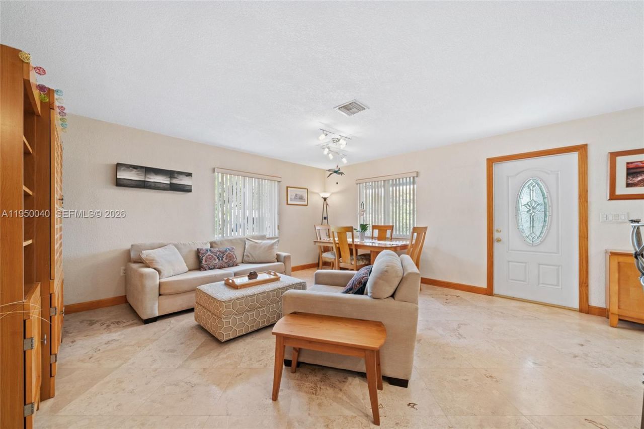 208 NE 4th St, Hallandale Beach, FL 33009 Photo