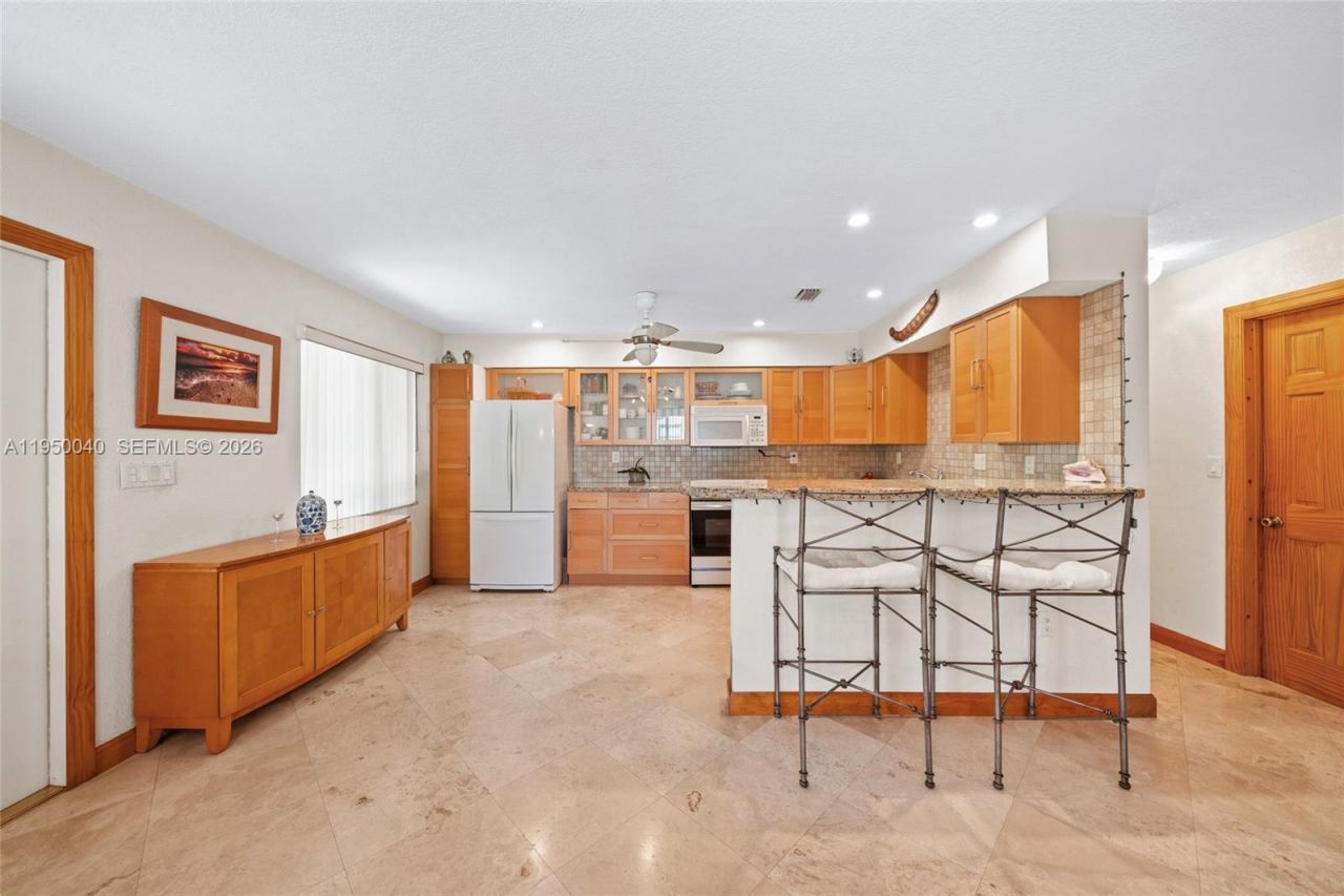 208 NE 4th St, Hallandale Beach, FL 33009 Photo