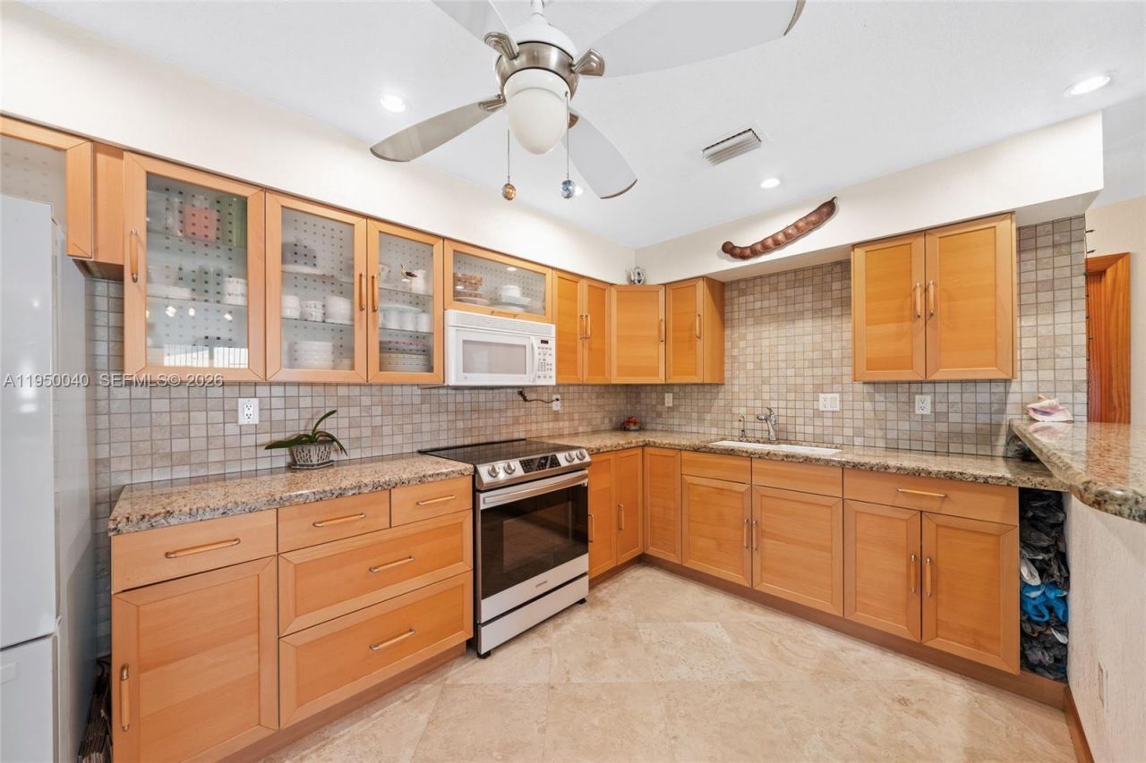 208 NE 4th St, Hallandale Beach, FL 33009 Photo