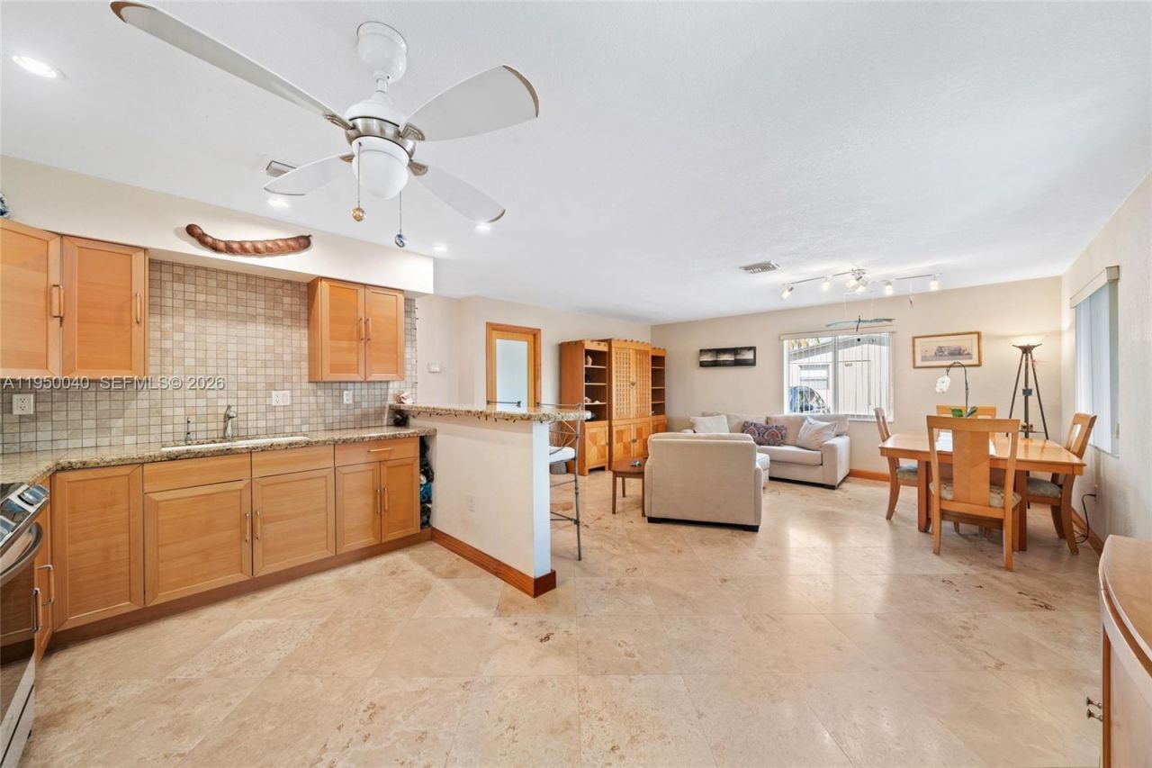 208 NE 4th St, Hallandale Beach, FL 33009 Photo