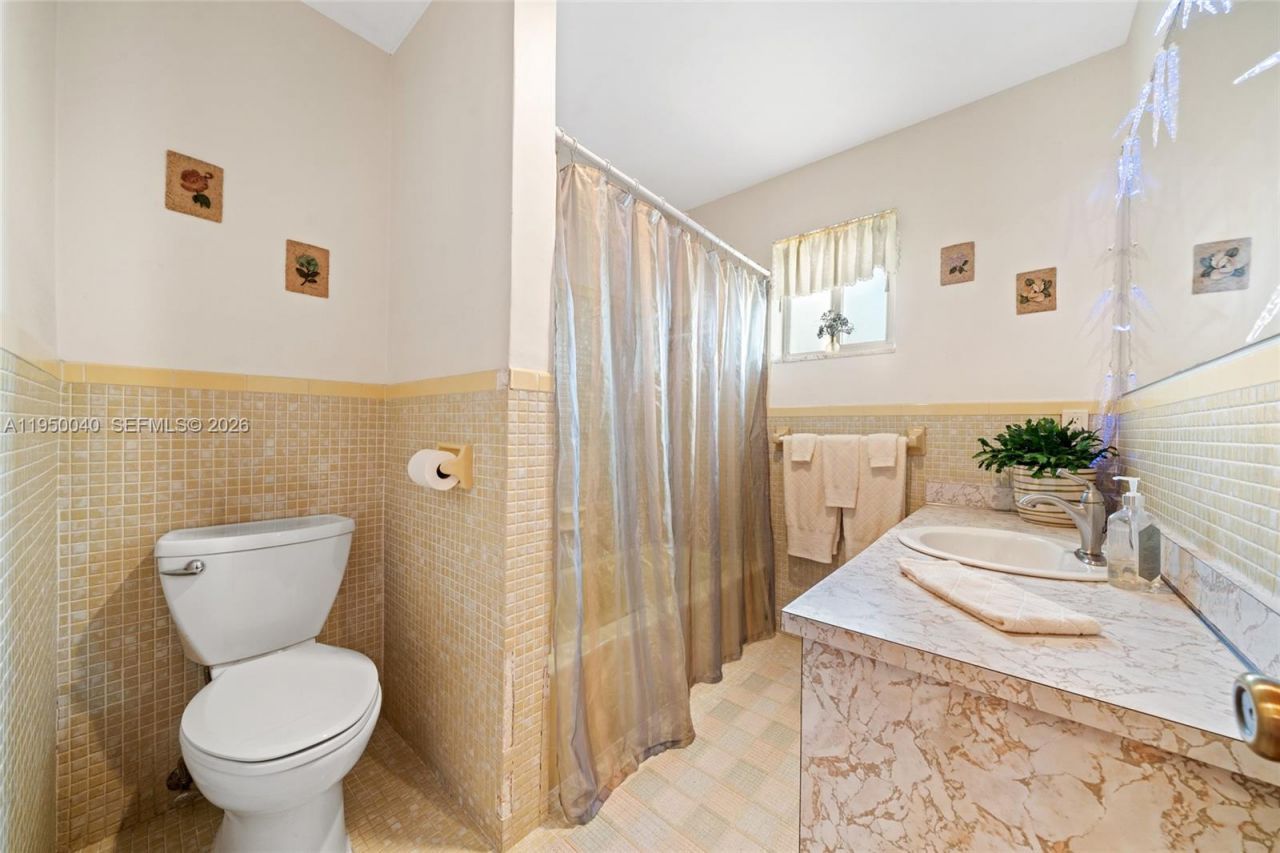 208 NE 4th St, Hallandale Beach, FL 33009 Photo