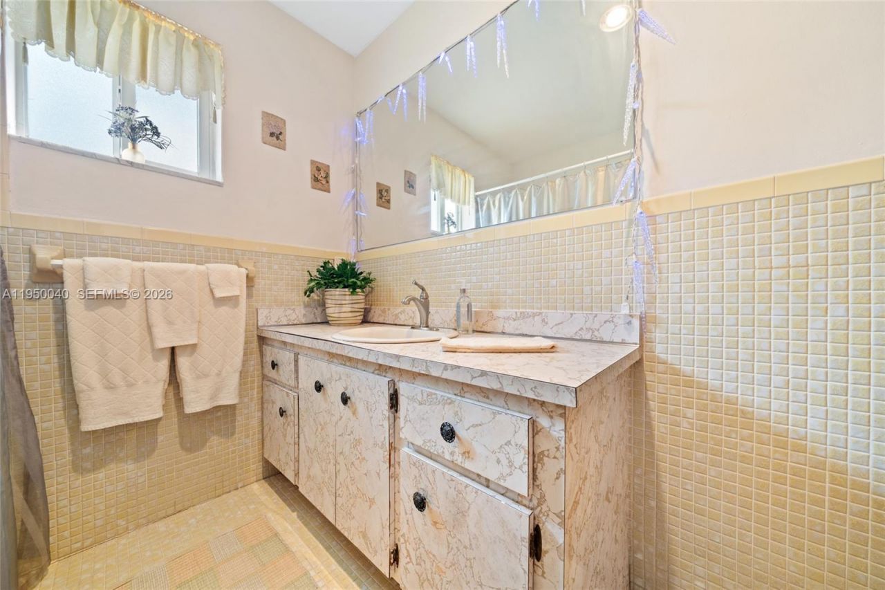 208 NE 4th St, Hallandale Beach, FL 33009 Photo