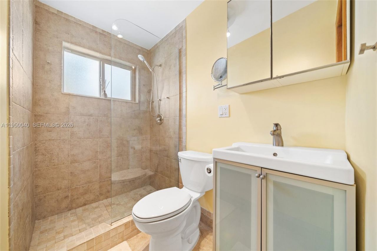 208 NE 4th St, Hallandale Beach, FL 33009 Photo