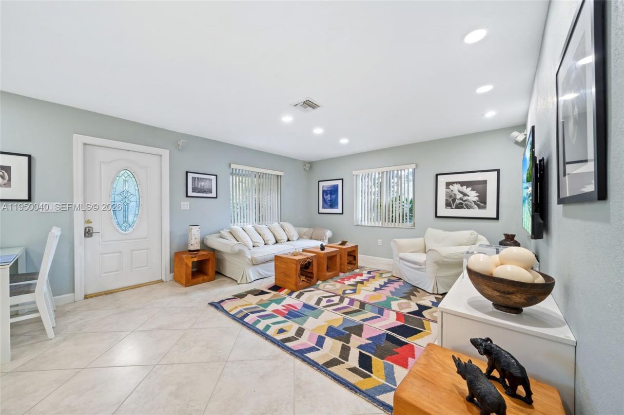 208 NE 4th St, Hallandale Beach, FL 33009 Photo