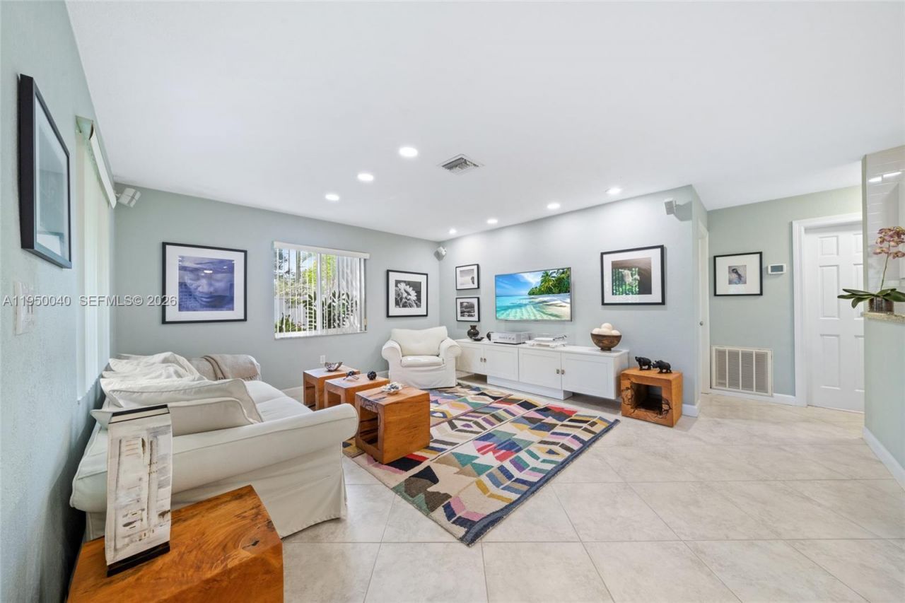 208 NE 4th St, Hallandale Beach, FL 33009 Photo