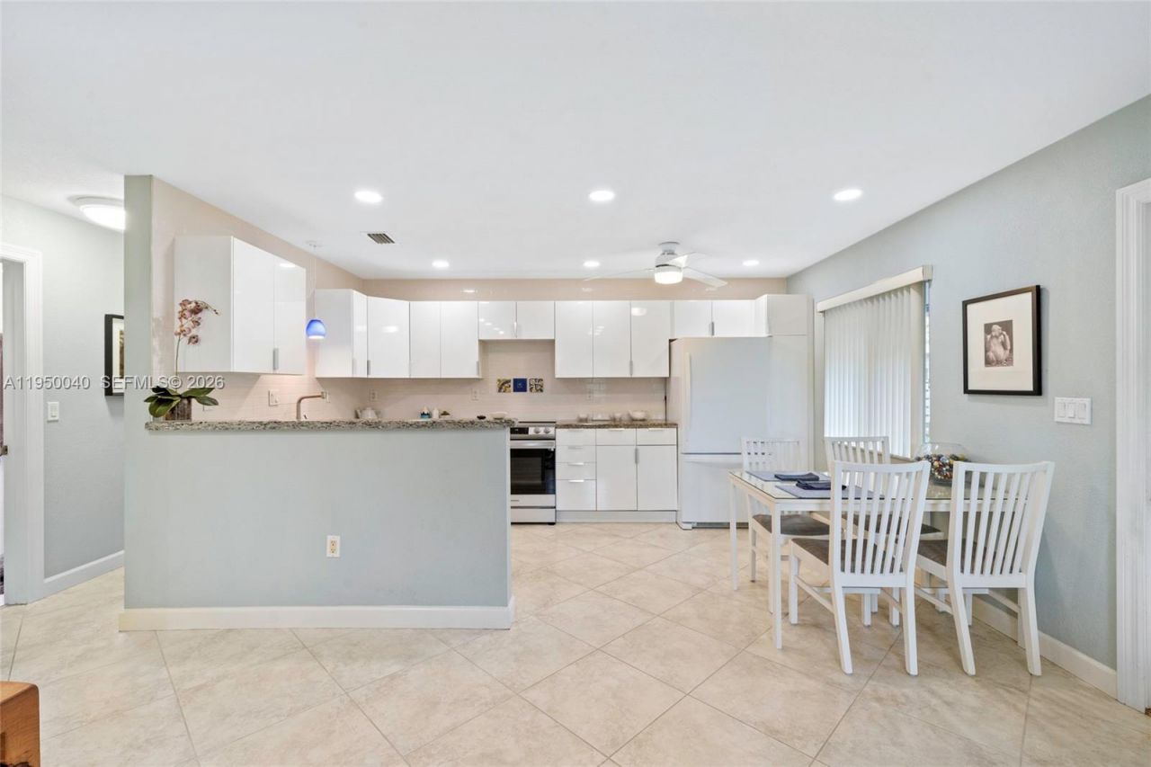 208 NE 4th St, Hallandale Beach, FL 33009 Photo