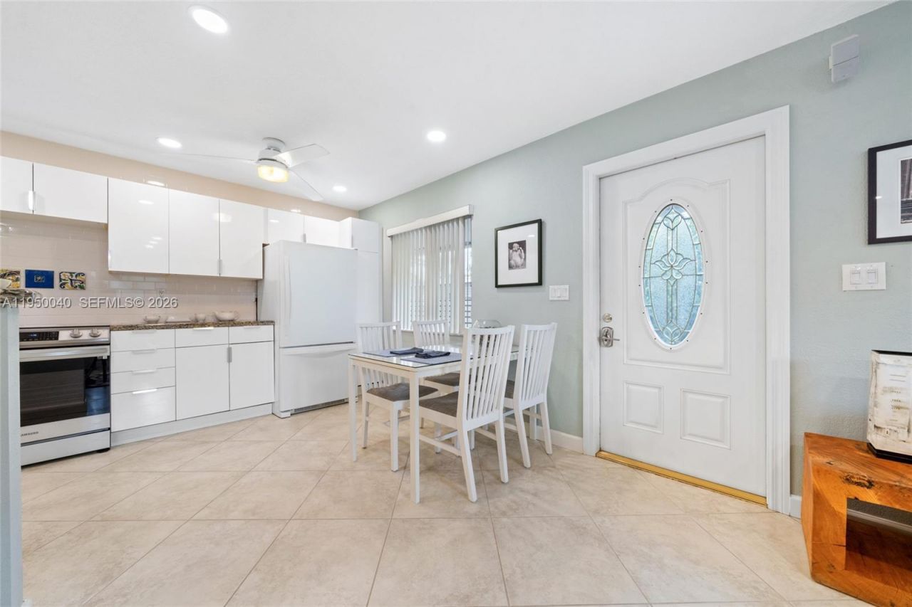 208 NE 4th St, Hallandale Beach, FL 33009 Photo