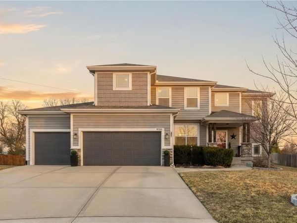 16724 S Skyview Lane, Olathe, KS 66062