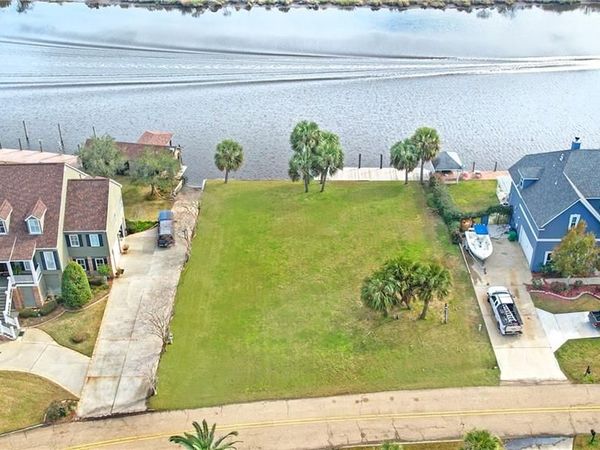 1068 PENINSULA Drive, Slidell, LA 70460