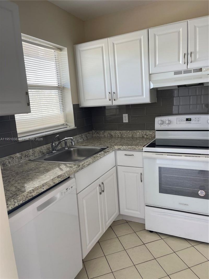 8285 Sunrise Lakes Blvd, Unit 310, Sunrise, FL 33322 Photo