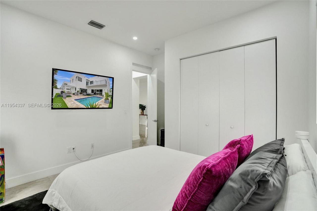 9995 NW 75th St, Doral, FL 33178 Photo