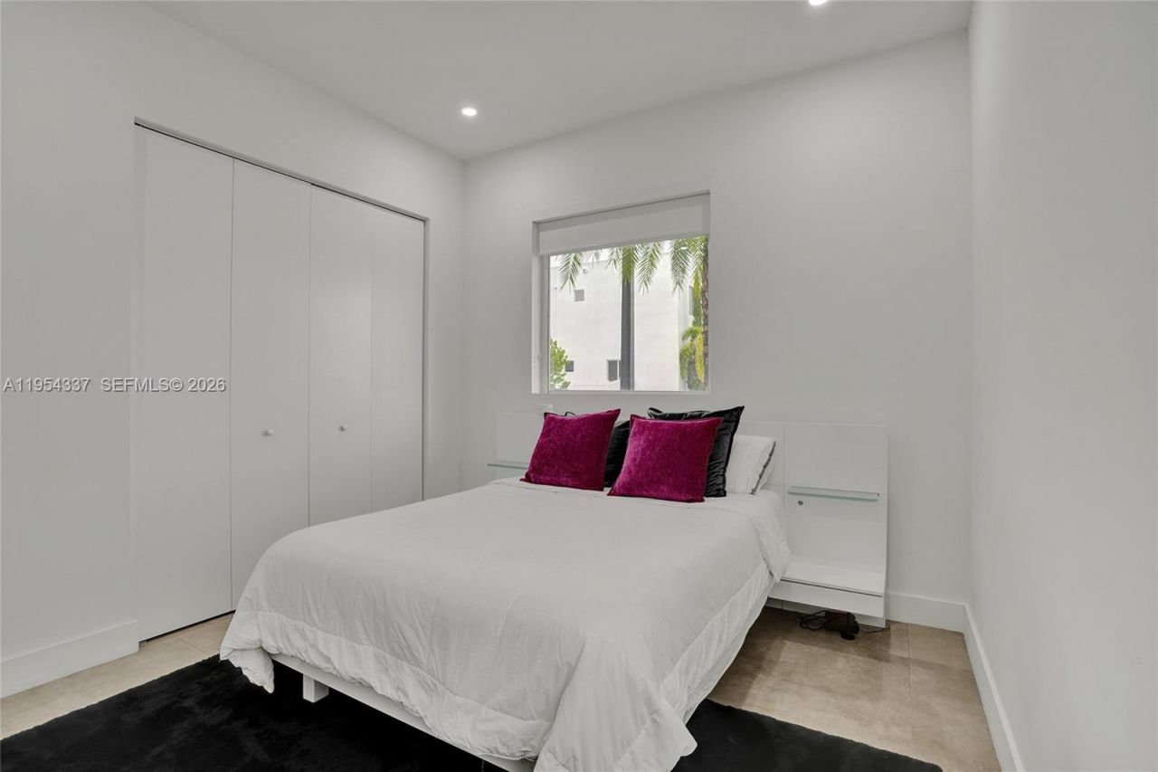 9995 NW 75th St, Doral, FL 33178 Photo