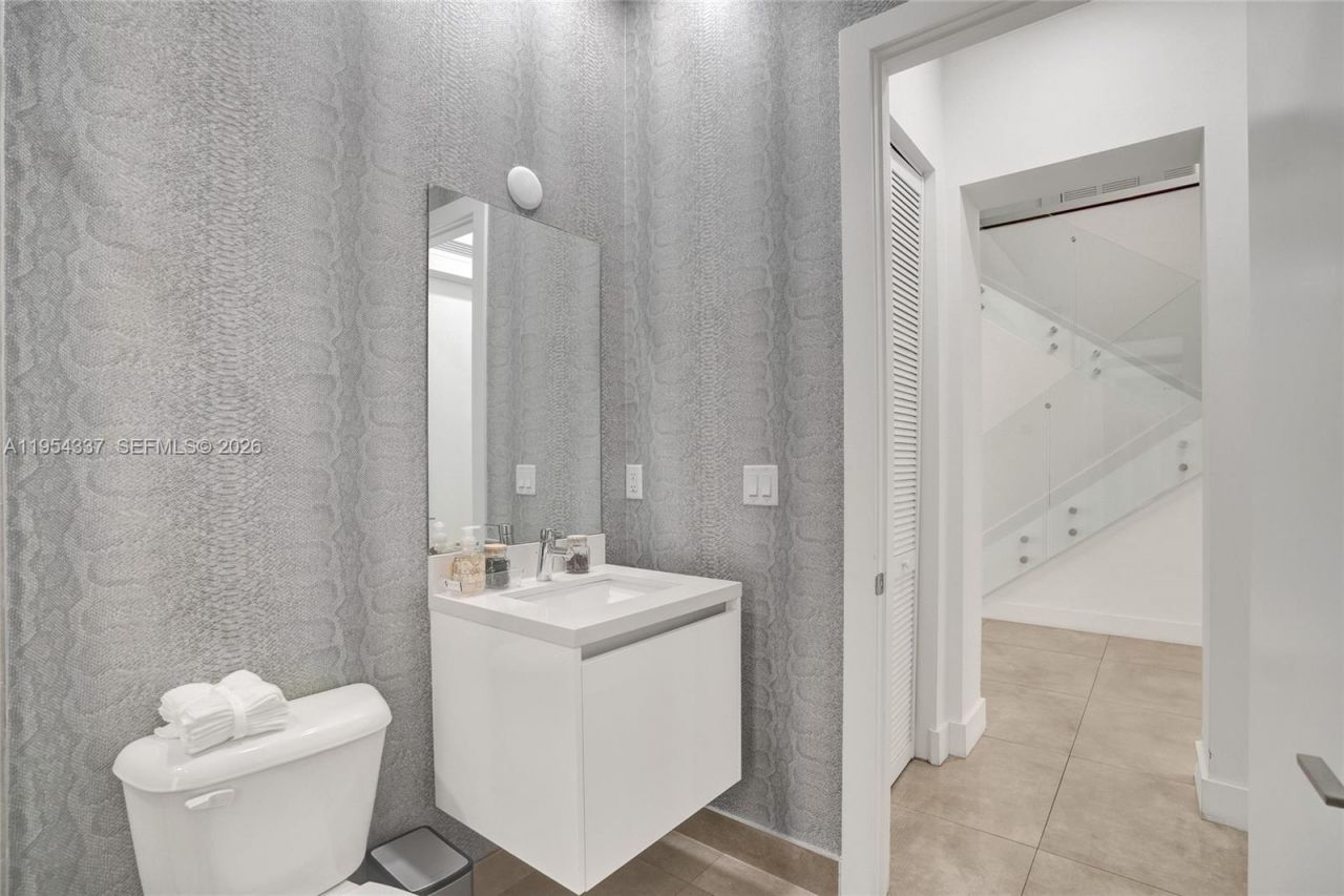 9995 NW 75th St, Doral, FL 33178 Photo