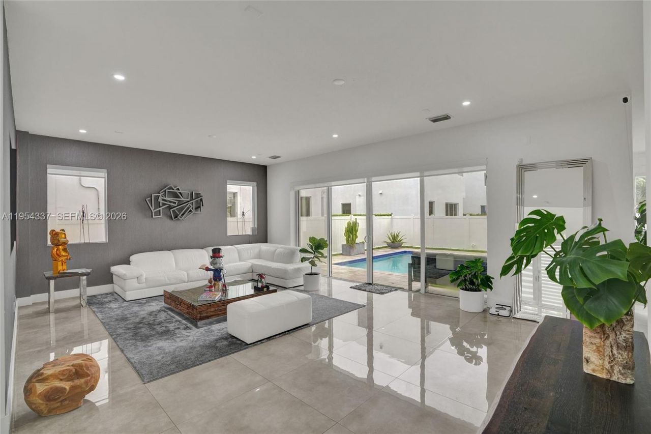 9995 NW 75th St, Doral, FL 33178 Photo