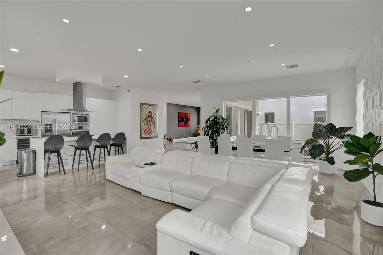 9995 NW 75th St, Doral, FL 33178 Photo