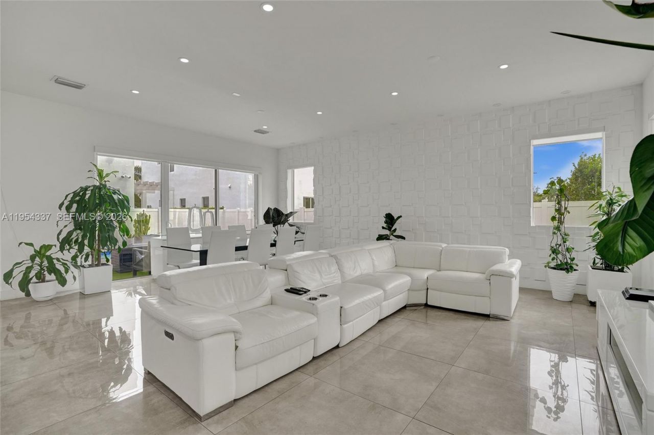 9995 NW 75th St, Doral, FL 33178 Photo