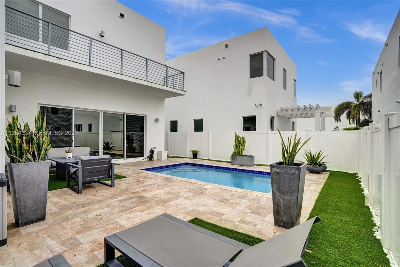 9995 NW 75th St, Doral, FL 33178 Photo