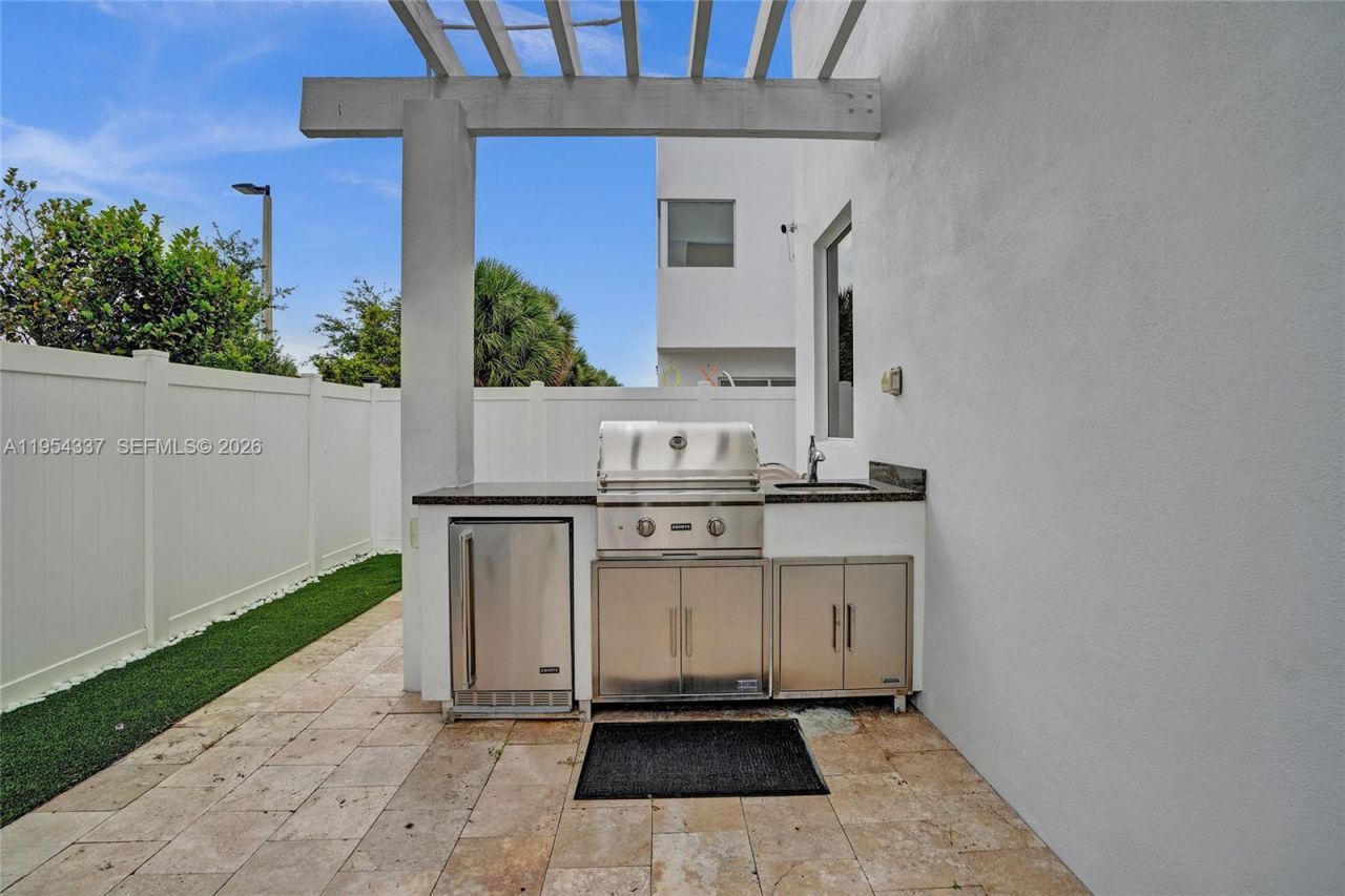 9995 NW 75th St, Doral, FL 33178 Photo