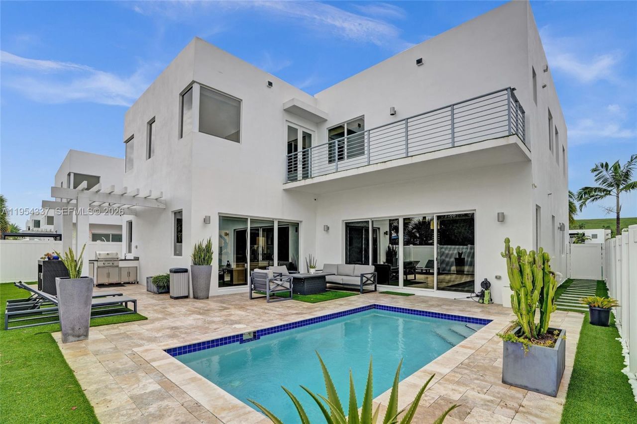 9995 NW 75th St, Doral, FL 33178 Photo