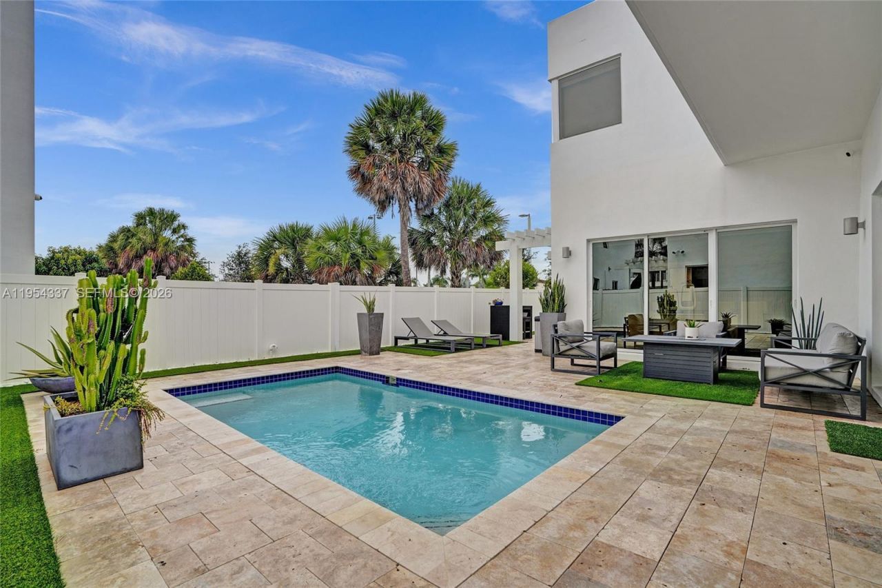 9995 NW 75th St, Doral, FL 33178 Photo