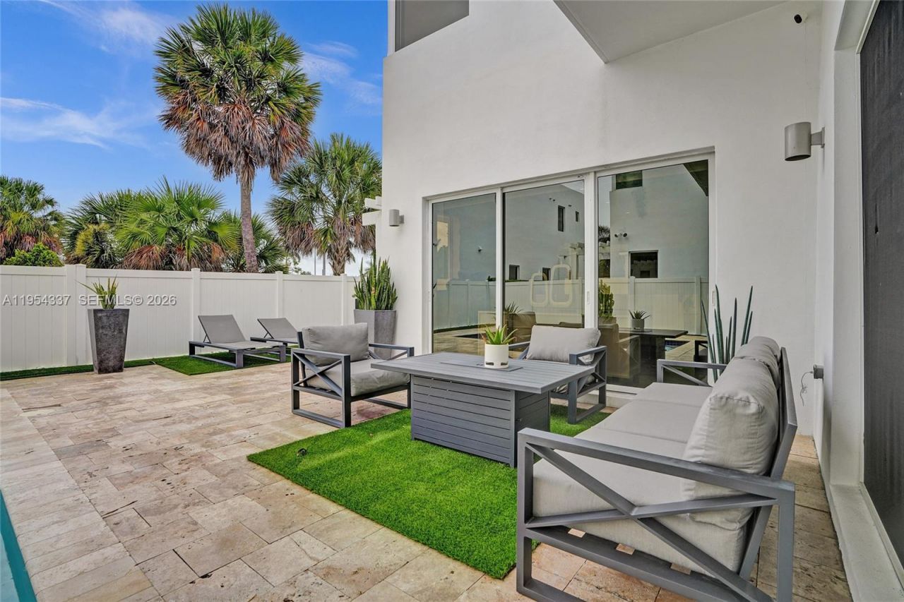 9995 NW 75th St, Doral, FL 33178 Photo