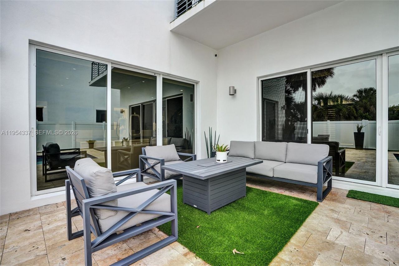 9995 NW 75th St, Doral, FL 33178 Photo