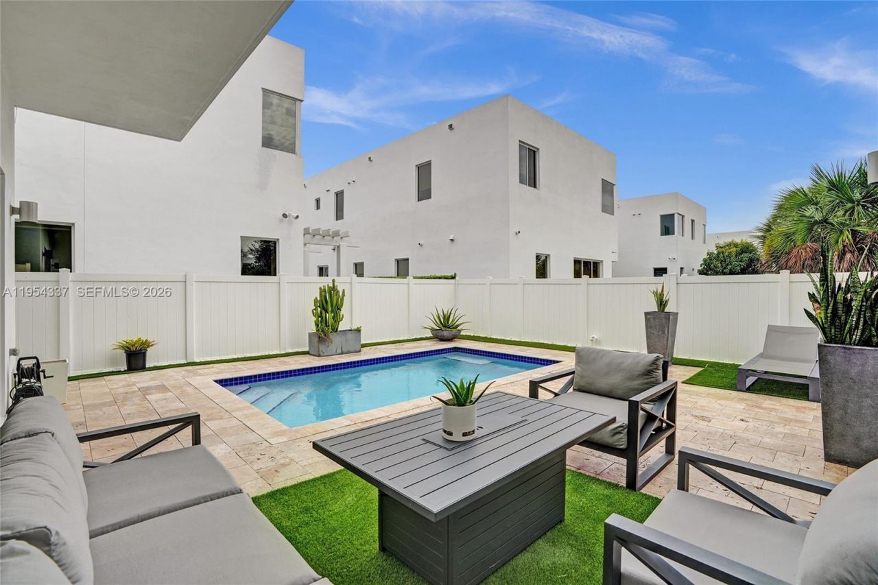 9995 NW 75th St, Doral, FL 33178 Photo