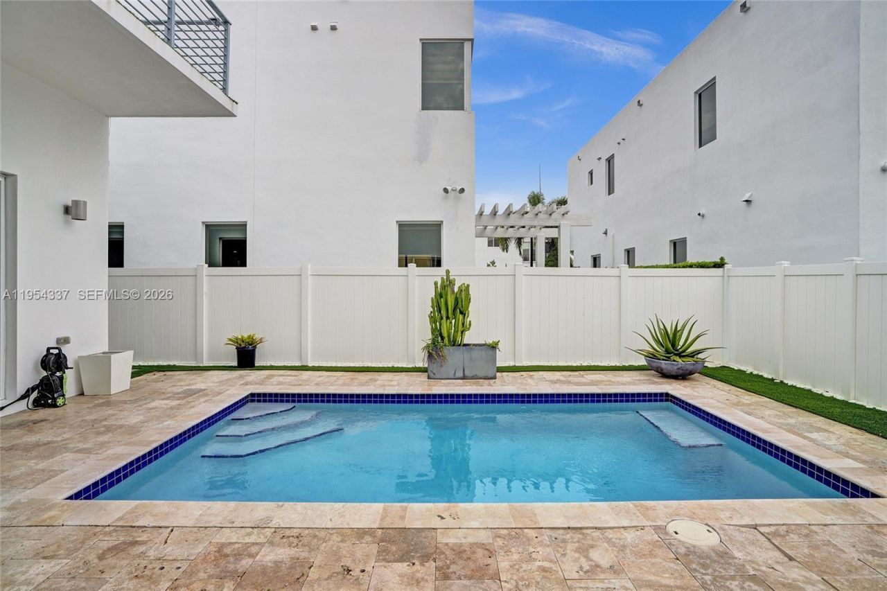 9995 NW 75th St, Doral, FL 33178 Photo