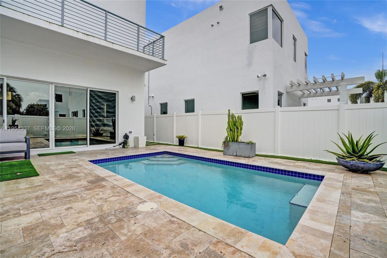 9995 NW 75th St, Doral, FL 33178 Photo